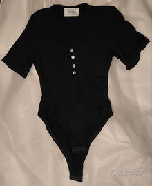 Body nero con bottoni