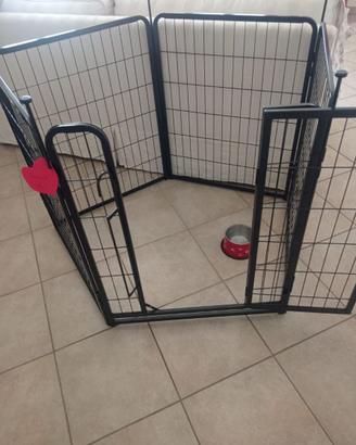 Recinto per cani di piccola e media taglia.