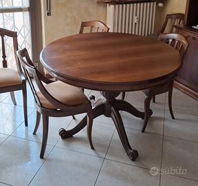 Tavolo in legno con sei sedie
