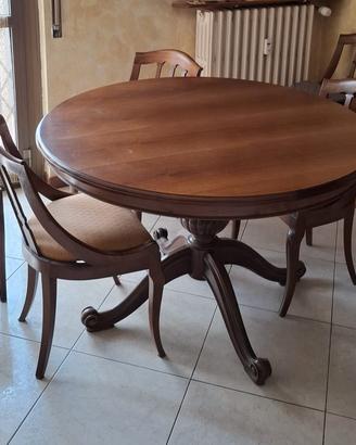 Tavolo in legno con sei sedie