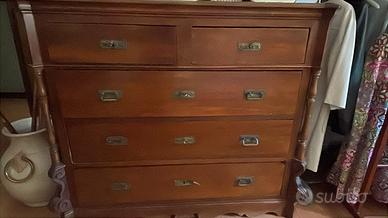 Mobili in legno: cassettoni, vetrina e credenza