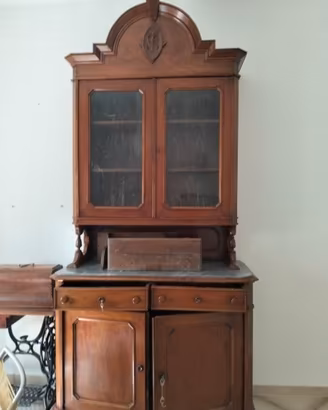 Credenza antica in legno massello con vetrina