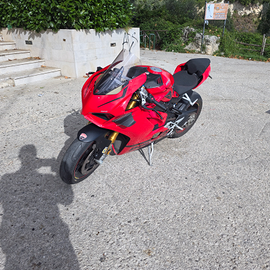 Ducati panigale v4s con scarico akrapovic