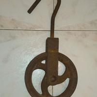 Carrucola antica in ferro