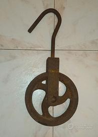 Carrucola antica in ferro