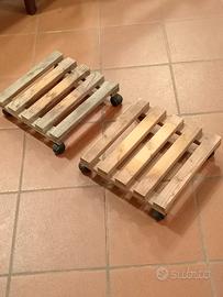 2 carrellini in legno porta piante con ruote