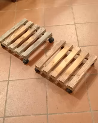 2 carrellini in legno porta piante con ruote