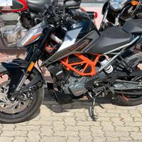 KTM DUKE 125 con NEVIGATORE