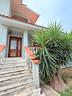 villa-su-due-livelli-con-verande-e-ampio-cortile