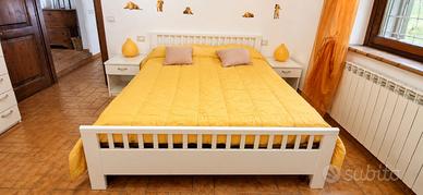 Letto matrimoniale e comodini