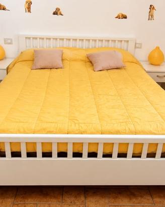 Letto matrimoniale e comodini