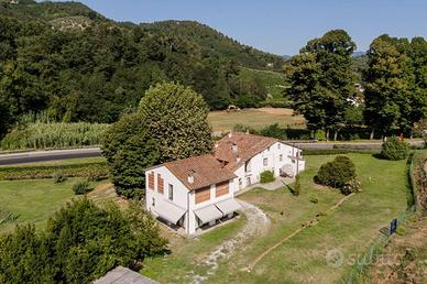 Rustico / Casale di 426 m² con più di 5 locali a L