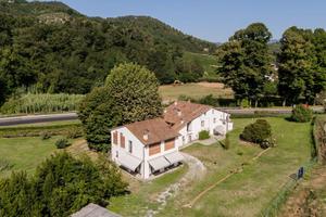 Rustico / Casale di 426 m² con più di 5 locali a L
