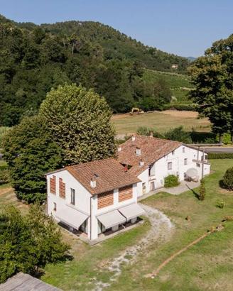 Rustico / Casale di 426 m² con più di 5 locali a L