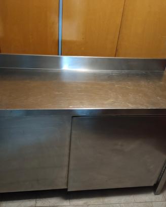 Banco in acciaio inox. 