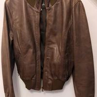 Giubbino in pelle. marrone, pieno fiore.