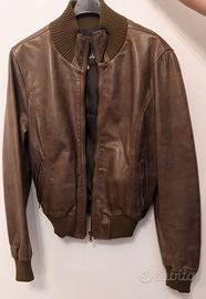 Giubbino in pelle. marrone, pieno fiore.