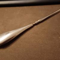 Un antico tira lacci (button hook)