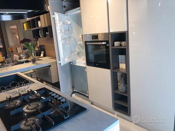 Cucina moderna  con penisola in promozione