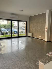 Luminoso fondo commerciale zona piazza Ciardi