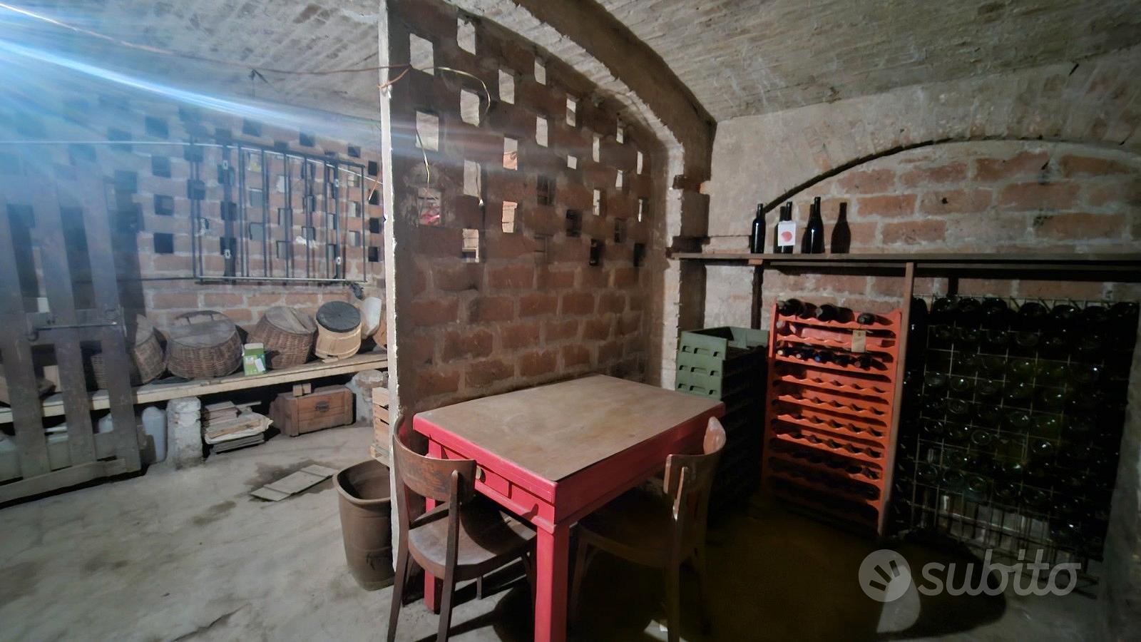Spaziosa Cantina a volta in centro a Bologna