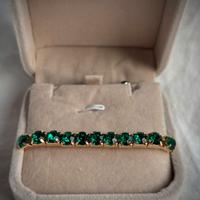 Bracciale dorato con pietre verdi