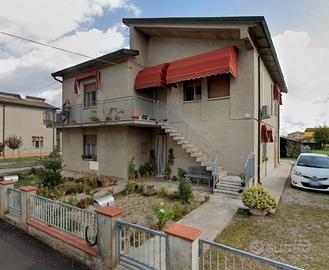 Casa indipendente con parco e garage