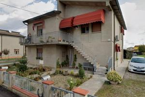 Casa indipendente con parco e garage