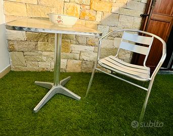 Sedie e tavolini in alluminio