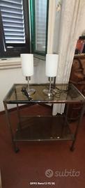 tavolino in vetro con lampade da tavolo