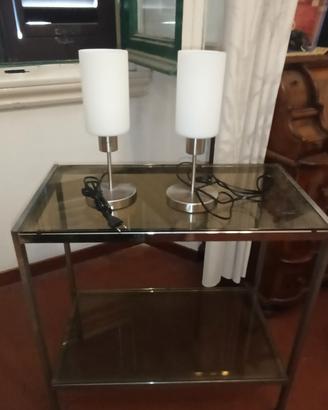 tavolino in vetro con lampade da tavolo