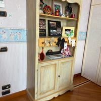 Libreria in legno decorata a mano