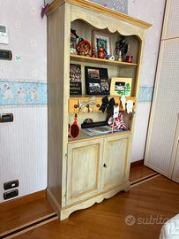 Libreria in legno decorata a mano