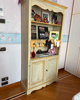 Libreria in legno decorata a mano