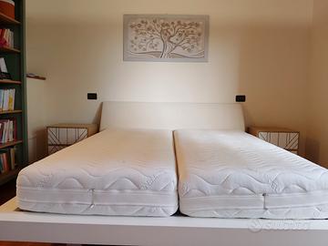 Letto matrimoniale e comodini.