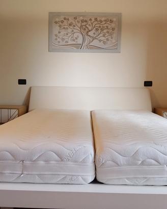 Letto matrimoniale e comodini.