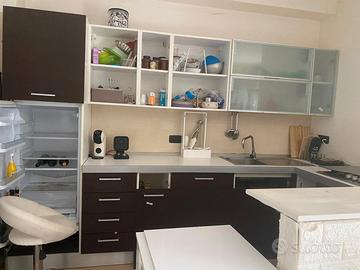 cucina con frigorifero