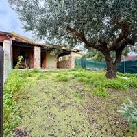 Graziosa villetta a schiera libera su tre lati