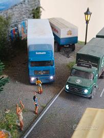 Diorama  illuminato con camion e belle di notte