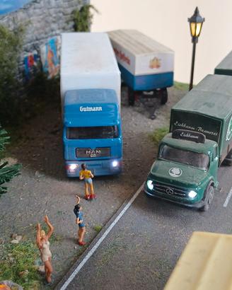 Diorama  illuminato con camion e belle di notte