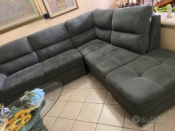 divano ad angolo  con sei posti