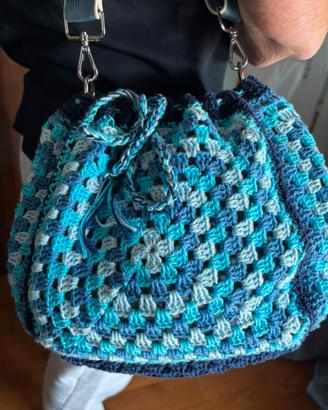 Borsa a spalla fatta a uncinetto