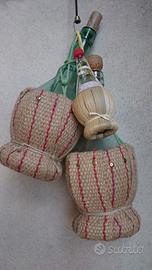 3 fiaschi con cesto in corda per arredo taverna