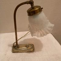Antica lampada da tavolo o abat jour su comodino