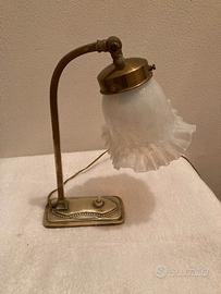 Antica lampada da tavolo o abat jour su comodino
