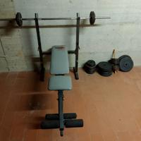 Panca piana bodybuilding con bilanciere e pesi