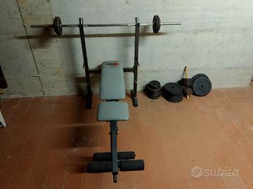 Panca piana bodybuilding con bilanciere e pesi