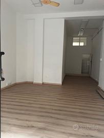 Negozio pressi comune con vetrina su strada