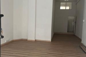 Negozio pressi comune con vetrina su strada