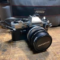 Macchina fotografica Olympus OM-10 con obiettivi
